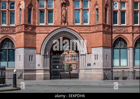 Holborn Bars, das ehemalige Prudential Assurance Building in London, das von Alfred Waterhouse entworfen wurde, ist bekannt für seine rote Terrakotta- und Ziegelfassade. Stockfoto