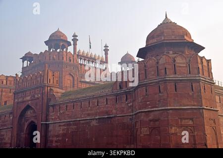 Hoch aufragendes Red Fort oder lal Quila in Delhi, Indien Stockfoto