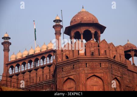 Hoch aufragendes Red Fort oder lal Quila in Delhi, Indien Stockfoto