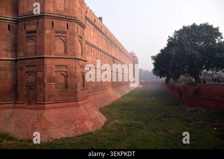 Hoch aufragendes Red Fort oder lal Quila in Delhi, Indien Stockfoto