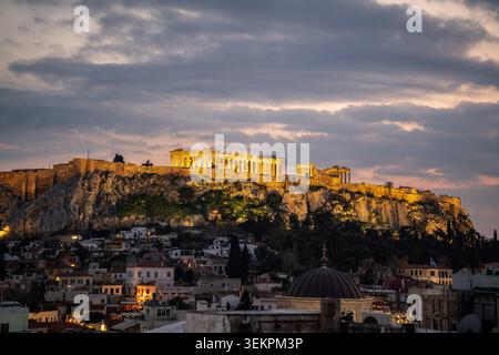 Athen Akropolis und Parthenon Panoramablick auf die Stadt, Griechenland. Ruinen der antiken griechischen Zitadelle auf einem felsigen Hügel unter einem dramatischen bewölkten Himmel. Stockfoto