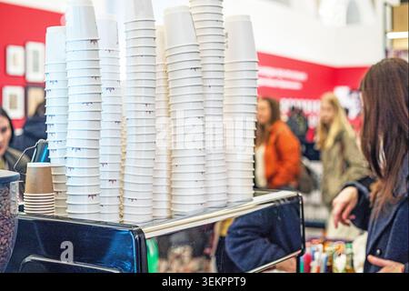 Einwegbecher aus recyceltem Material stapeln sich bei einem Festival in der Nähe von Getränken Stockfoto