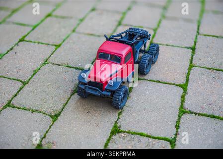 Nahaufnahme des roten Lastwagens mit Fernbedienung auf Steinpflaster. Schweden. Stockfoto