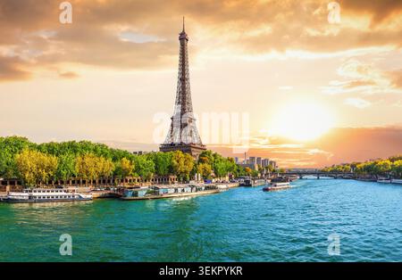 Atemberaubendes Panorama bei Sonnenuntergang auf den Eiffelturm, Brücken und seine in Paris, Frankreich Stockfoto