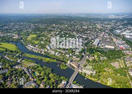 Luftbild, Ortsansicht Ortsteil Broich, unten Schloßbrücke und Stadthalle, Schleuseninsel, Broich - Ost, Mülheim, Ruhrgebiet, Nordrhein-Westfalen, Deutschland ACHTUNGxMINDESTHONORARx60xEURO *** aus der Vogelperspektive, Blick auf Broich, unter Burgbrücke und Rathaus, Schleuseninsel, Broich Ost, Mülheim, Ruhrgebiet, Nordrhein-Westfalen, Deutschland ATTENTIONxMINDESTHONORARx60xEURO Stockfoto