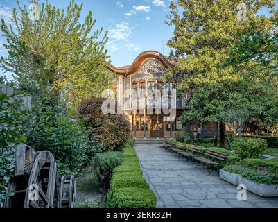 Blick auf den Innenhof des Kuyumdzhiev-Hauses (1847), ein barockes, nationales Herrenhaus, in dem sich das regionale Ethnographische Museum Plovdiv in Bulgarien befindet Stockfoto