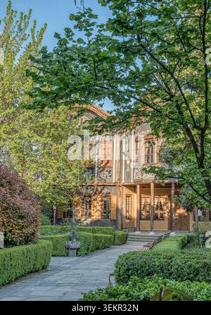 Der Gartenweg führt zum Kuyumdzhiev-Haus (1847), einem Gebäude im Barockstil des Nationalneubaus, in dem sich das regionale Ethnographische Museum in Plovdiv befindet Stockfoto
