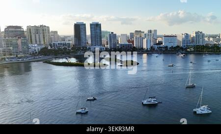 Blick aus der Vogelperspektive auf die Skyline von Palm Beach mit Segelbooten im ruhigen Wasser und kleinen Inseln in der Nähe der Küste in Palm Beach, Florida, USA Stockfoto