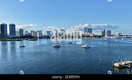 Blick aus der Vogelperspektive auf die Skyline von Palm Beach mit Luxusyachten und Segelbooten, die im ruhigen blauen Wasser unter einem klaren Himmel verankert sind Palm Beach, Florida, Vereinigte Staaten Stockfoto