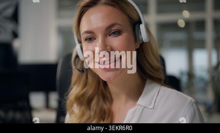 Erfolgreiche kaukasische Geschäftsfrau spricht über Headset Beratung Ferngespräche Videoanruf Geschäftsfrau Talk Arbeit in Help Line weiblich Stockfoto