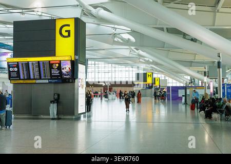 Große Innenaufnahme einer geräumigen Abfertigungshalle mit großer struktureller Säule Zone G am Flughafen London Heathrow, Großbritannien. Stockfoto