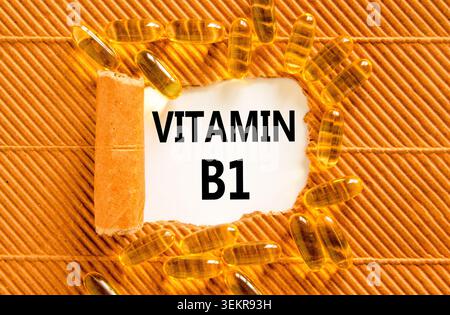 Vitamin B1-Symbol. Konzeptworte Vitamin B1 auf wunderschönem Weißbuch. Gelbe Tabletten. Schöner brauner Hintergrund. Medizinische gesunde Lebensweise Vita Stockfoto