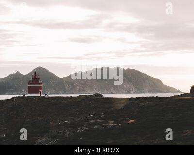 Der berühmte leuchtend rote Punta Robaleira Leuchtturm auf den zerklüfteten Felswänden von Costa da Vela, Cangas, Galicien, Spanien. Atlantik Stockfoto
