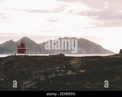 Der berühmte leuchtend rote Punta Robaleira Leuchtturm auf den zerklüfteten Felswänden von Costa da Vela, Cangas, Galicien, Spanien. Atlantik Stockfoto