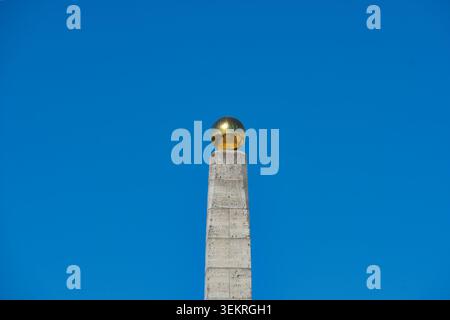 Siegesdenkmal Obelisk mit goldener Kugel in Cesis Lettland gegen den Blauen Himmel Stockfoto