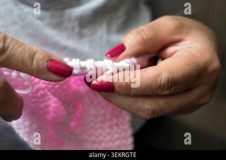 Strick Hände Frau Nahaufnahme. Nähte Bastelarbeiten Stockfoto