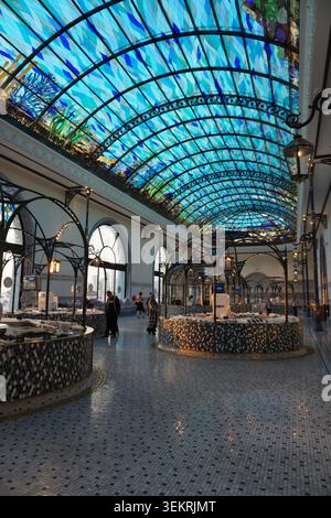 Fischmarkt unter lebendiger Buntglasdecke im Bezirk Mina, Katar. Stockfoto