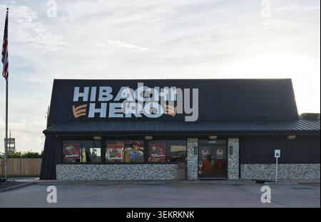 Houston, Texas, USA 05-31-2026: Hibachi Hero Fast Food Restaurant, Außenfassade. Stockfoto
