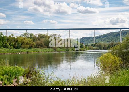 Hohe Moselbrücke, die das Moseltal bei Zeltingen Rachtig verbindet, Landstraße, deutsche Autobahn Stockfoto