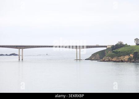 Die kolossale Brücke von Los Santos über die EO-Mündung in Ribadeo, Galicien, Spanien Stockfoto