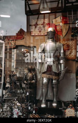 Straßburg, Frankreich - 6. Oktober 2025: Mittelalterliche Ritterrüstung und historische Souvenirs in einem Touristenladen in Straßburg Stockfoto