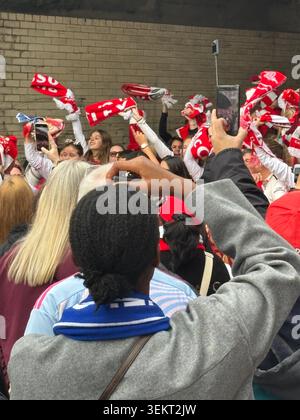 London 8. November Ein Fan von Chelsea Women filmt Arsenal Supporters, die mit Tüchern vor dem Emirates Stadium Islington North London feiern Stockfoto