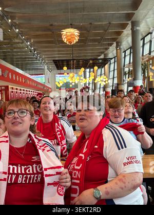 Fans von Arsenal sehen gemeinsam Live-Spiele in einer überfüllten Sporthalle und in der Fanzone Stockfoto