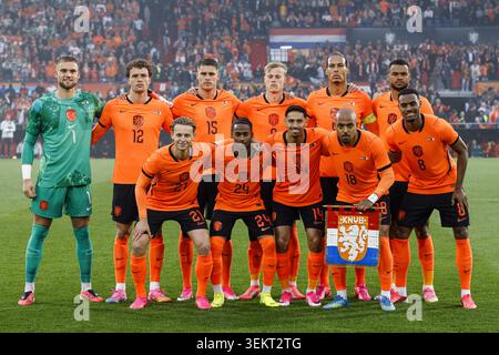 ROTTERDAM - (TOP lr) niederländischer Torhüter Bart Verbruggen, Mats Wieffer aus den Niederlanden, Micky van de Ven aus den Niederlanden, Jan Paul van Hecke aus den Niederlanden, Virgil van Dijk aus den Niederlanden, Cody Gakpo aus den Niederlanden (Bottom lr) Frenkie de Jong aus den Niederlanden, Crysencio Summerville aus den Niederlanden, Tijani Reijnders aus den Niederlanden, Donyell Malen aus den Niederlanden, Niederlande, Niederlande Ryan Gravenberch aus den Niederlanden während des Freundschaftsspiels zwischen den Niederlanden und Algerien im Feyenoord-Stadion de Kuip am 3. Juni 2026 in Rotterdam, Niederlande. Die niederländische nati Stockfoto
