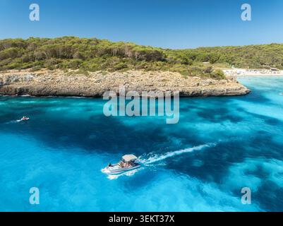 Drohnenblick auf das Boot und die felsige Küste im Sommer Stockfoto
