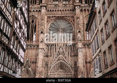 Straßburger Kathedrale Fassade und Rosenfenster in Straßburg, Elsass, Frankreich Stockfoto