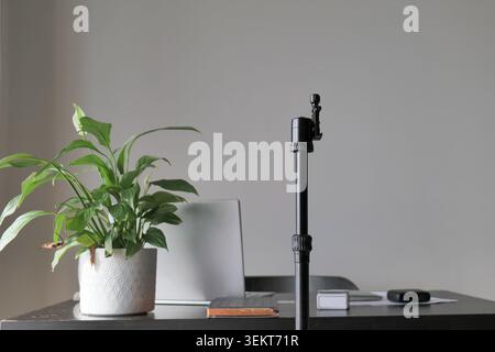 Heimbüro mit Anlage-Laptop und Stativ Stockfoto