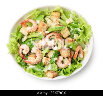 Leckerer Caesar Salat mit Garnelen isoliert auf weiß, Blick von oben Stockfoto