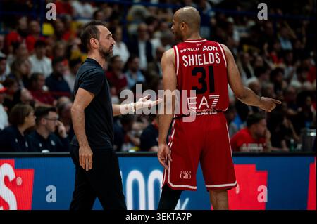 IPA85300674 - Trainer Giuseppe Poeta (Olimpia Milano) und Shavon Shields (Olimpia Milano) während der Playoff - Halbfinale - EA7 Emporio Armani Milano gegen Germani Brescia, italienische Basketball Serie A Spiel in Mailand, Italien, 03. Juni 2026 Stockfoto