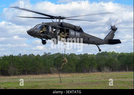 Die US Air Force taktische Air Control Party Airmen schnappen sich von einem UH-60 Black Hawk Hubschrauber der US Army während der Übung Sentry South 26-2 in Camp Shel Stockfoto