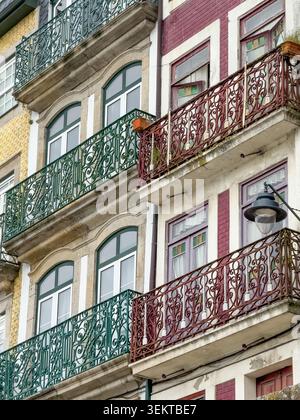 Historische Wohnfassaden mit verzierten Balkonen in Porto, Portugal Stockfoto