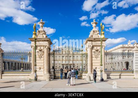 14. März 2025, Madrid, Spanien: Haupttor des Königspalastes in Madrid Stockfoto