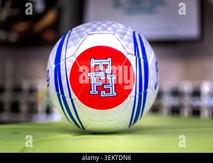 Dijon Frankreich 3. Juni 2026. Ein weiß-blauer Fußball mit dem offiziellen FFF-Logo des französischen Fußballverbandes mit einem Hahn und zwei Sternen auf Gras Stockfoto