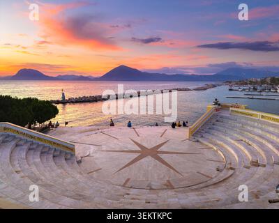 Panorama von Patras City, Griechenland Eine weitläufige Panoramaansicht von Patras, Griechenland, die seine Küstenlandschaft, die lebendige Stadtlandschaft und den wunderschönen Golf zeigt Stockfoto