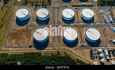 Luftaufnahme der großen weißen kreisförmigen Lagertanks und der industriellen Infrastruktur der Raffinerie Unipetrol RPA Kralupy nad Vltavou 1, Stredocesky kraj, Stockfoto