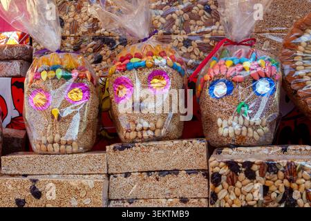 MIXQUIC, MEXIKO - 2. NOVEMBER 2008: Traditionelle Zucker- und Amarant-Skull (Calaveritas de Azucar) mit farbenfrohem Zuckerguss in einer Straße ausgestellt Stockfoto