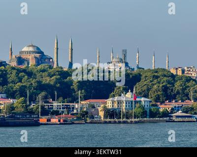 Istanbul, Türkei - 21. Juli 2024: Stadtansichten. Die Hagia Sophia Moscheen liegen über der Küste des Goldenen Horns unter blauem Himmel Stockfoto
