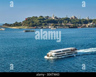 Istanbul, Türkei - 21. Juli 2024: 4 Touristenpunkte auf einem Foto. Rote Nationalflagge im IBB Sarayburnu Park. Topkapi Palace Gebäude, Blue AKA Sultan Ahm Stockfoto