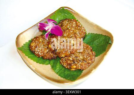 Herzhafte Pfannkuchen im koreanischen Stil, überzogen mit Garnelen Stockfoto