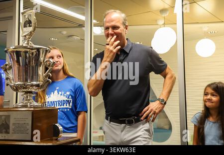 Tampa, Usa. Juni 2026. Jon Cooper, Cheftrainer von Tampa Bay Lightning, reagiert auf den Jack Adams Award am 3. Juni 2026 in Tampa, Florida. Er besiegte Buffalo Lindy Ruff und Pittsburghs Dan Muse für den jährlichen Preis, der an den Top-Trainer der NHL geht. (Foto: Dirk Shadd/Tampa Bay Times/TNS/SIPA USA) Credit: SIPA USA/Alamy Live News Stockfoto