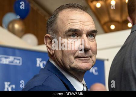 Mike Kehoe, Gouverneur von Missouri, geht weg, nachdem er Fragen der Medien während einer Zeremonie beantwortet hat, in der die Kansas City Royals am 22. April 2026 in das Crown Center in Kansas City, Missouri verlegt wurden. Der republikanische Gouverneur hat offiziell einen Vorstoß zur Abschaffung der Einkommenssteuer des Staates enthüllt. (Foto: Emily Curiel/The Kansas City Star/TNS/SIPA USA) Stockfoto