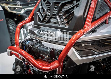 BELGRAD, SERBIEN - 22. MÄRZ 2026: Nahaufnahme eines SWM-ATV-Front-Endes mit Logo auf ihrem Händlerbetrieb in Belgrad. SWM ist ein chinesisches italienisches Auto, motorcyc Stockfoto