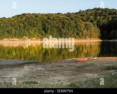 Garasko Jezero, auch bekannt als Gardasee, in der Nähe von Arandjelovac in Serbien, in der Abenddämmerung mit ruhigem Wasser, bewaldeten Hügeln, Uferspiegeln und einem ruhigen l Stockfoto