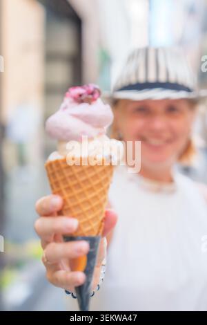 Frau genießt Eiscreme in Italien während des Sommerurlaubs Abenteuer Stockfoto