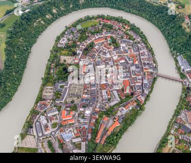 Hohe Drohnenansicht von Wasserburg am Inn in Oberbayern, Deutschland, fast direkt hinunter auf die mittelalterliche Altstadt, die in einer Kurve eingeschlossen ist Stockfoto