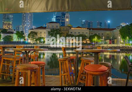SINGAPUR - 29. JUNI 2025: Panoramablick auf den Singapore River bei Nacht von einer Bar-Terrasse am Boat Quay mit Stadtlichtern Stockfoto